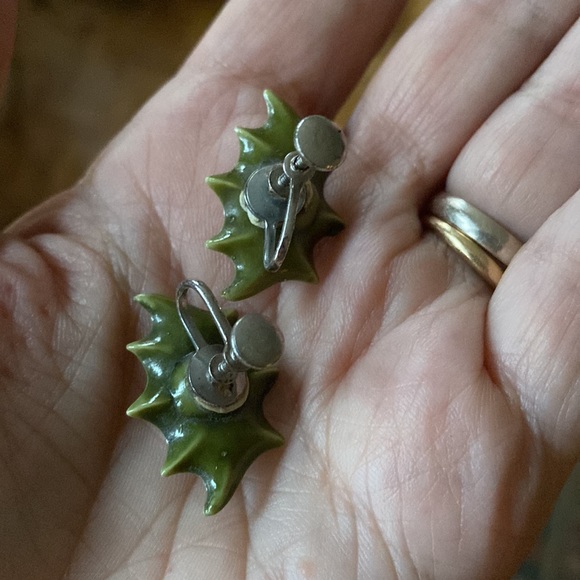 Vintage Christmas Holly and Berries Earrings screwbacks - Picture 4 of 10